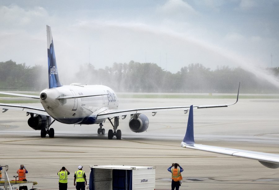 Πανηγυρισμοί στην πρώτη επιβατική πτήση ΗΠΑ-Κούβας μετά από 50 χρόνια	[εικόνες]   | iefimerida.gr 1