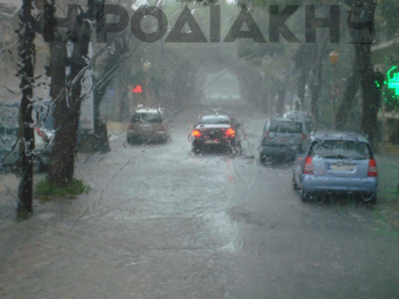 Ανοιξαν οι ουρανοί στη Ρόδο -Η ισχυρή βροχή μετέτρεψε σε χείμαρρο τους δρόμους [εικόνες] | iefimerida.gr 7