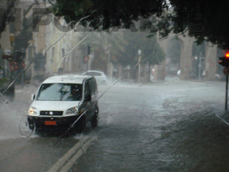 Ανοιξαν οι ουρανοί στη Ρόδο -Η ισχυρή βροχή μετέτρεψε σε χείμαρρο τους δρόμους [εικόνες] | iefimerida.gr 5