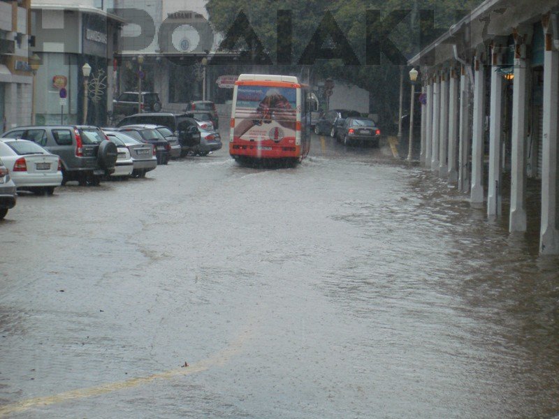 Ανοιξαν οι ουρανοί στη Ρόδο -Η ισχυρή βροχή μετέτρεψε σε χείμαρρο τους δρόμους [εικόνες] | iefimerida.gr 3