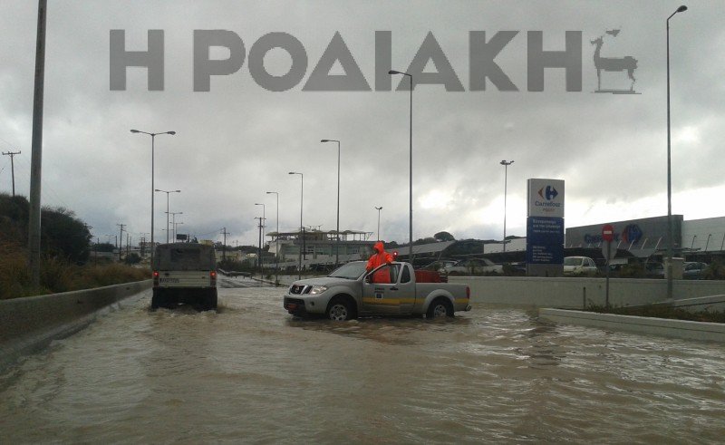 Ανοιξαν οι ουρανοί στη Ρόδο -Η ισχυρή βροχή μετέτρεψε σε χείμαρρο τους δρόμους [εικόνες] | iefimerida.gr 2