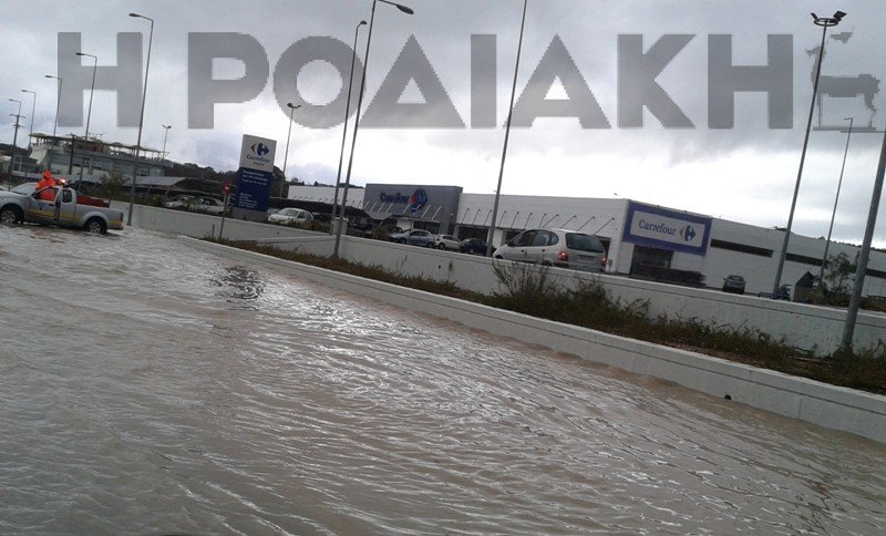 Ανοιξαν οι ουρανοί στη Ρόδο -Η ισχυρή βροχή μετέτρεψε σε χείμαρρο τους δρόμους [εικόνες] | iefimerida.gr 0