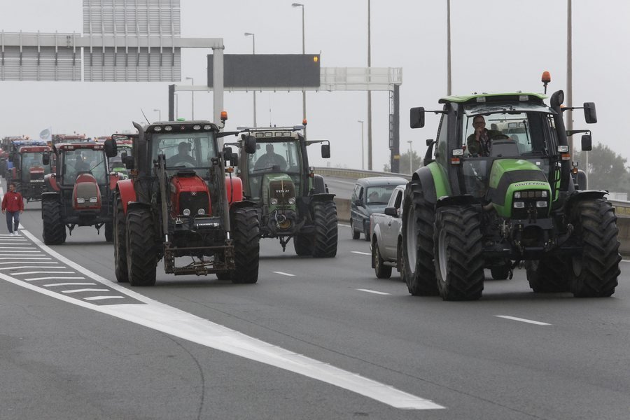 Στους δρόμους με τρακτέρ και φορτηγά οι Γάλλοι -Ζητούν να κλείσει η «Ζούγκλα» του Κάλαι [εικόνες&βίντεο] | iefimerida.gr 2