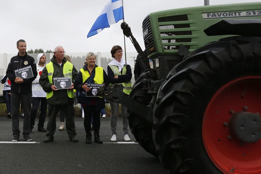 Στους δρόμους με τρακτέρ και φορτηγά οι Γάλλοι -Ζητούν να κλείσει η «Ζούγκλα» του Κάλαι [εικόνες&βίντεο] | iefimerida.gr 0