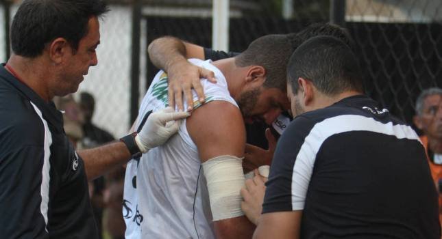 Σκύλος δάγκωσε ποδοσφαιριστή κατά την διάρκεια του αγώνα [εικόνες] | iefimerida.gr 1