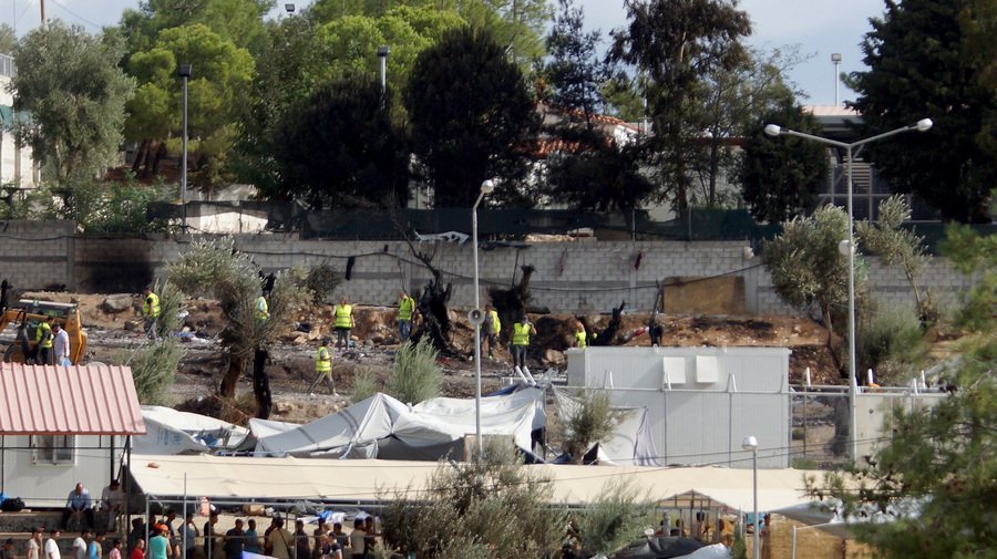 Εικόνες καταστροφής στο hotspot της Λέσβου -Κάηκε το μισό, άστεγοι 2.000 πρόσφυγες [εικόνες] | iefimerida.gr 0