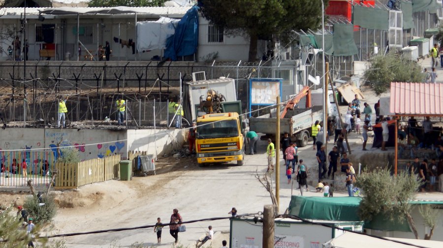 Εικόνες καταστροφής στο hotspot της Λέσβου -Κάηκε το μισό, άστεγοι 2.000 πρόσφυγες [εικόνες] | iefimerida.gr 1