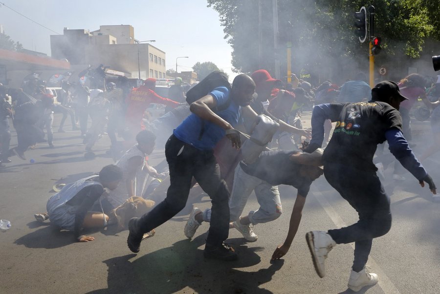 Συγκρούσεις στην Ν.Αφρική για την αύξηση στα δίδακτρα -Τουλάχιστον δύο φοιτητές τραυματίστηκαν [εικόνες]  | iefimerida.gr 0