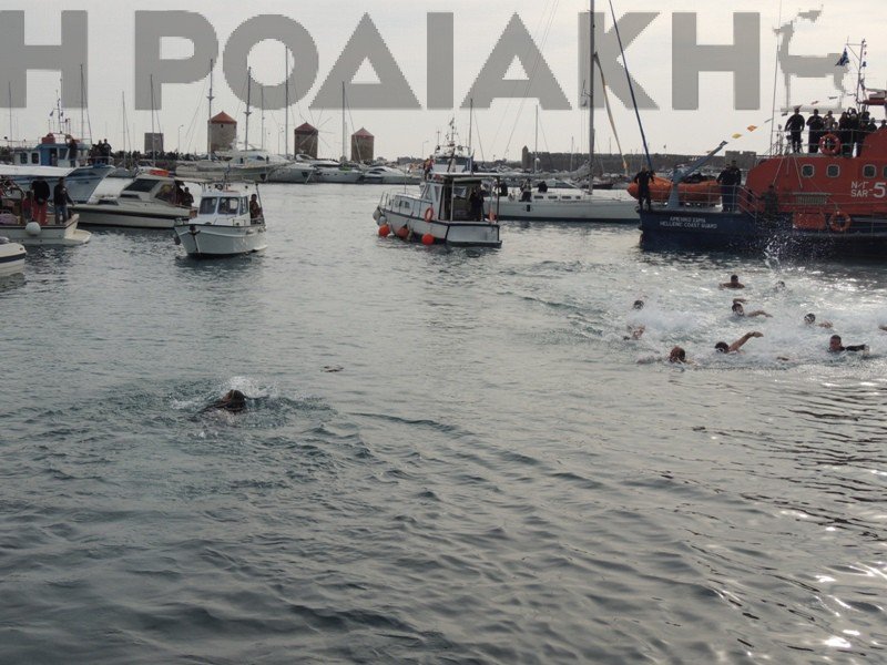 Ρόδος: 50χρονη καθαρίστρια έπεσε στη θάλασσα με τα ρούχα για να πιάσει τον σταυρό εις ένδειξη διαμαρτυρίας [εικόνες] | iefimerida.gr 0