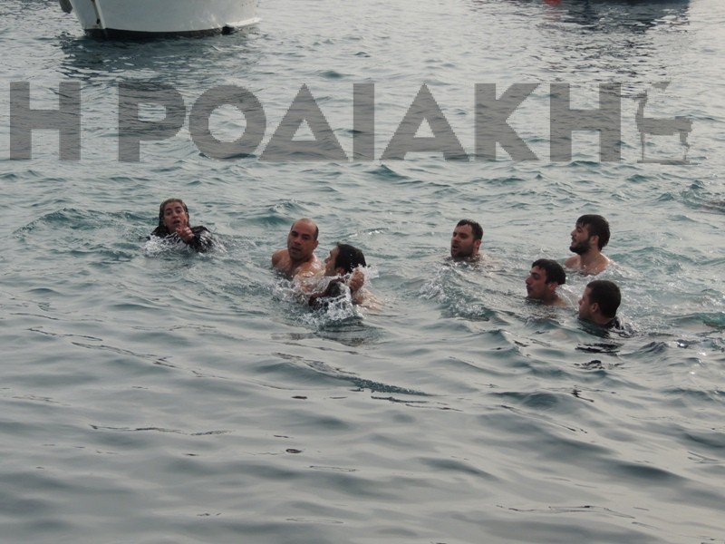 Ρόδος: 50χρονη καθαρίστρια έπεσε στη θάλασσα με τα ρούχα για να πιάσει τον σταυρό εις ένδειξη διαμαρτυρίας [εικόνες] | iefimerida.gr 1