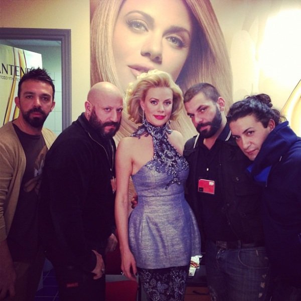 «Γκρέις Κέλι από τον Κολωνό» και «καρναβάλι» αποκάλεσε την Μακρυπούλια σχεδιαστής [βίντεο] | iefimerida.gr 0