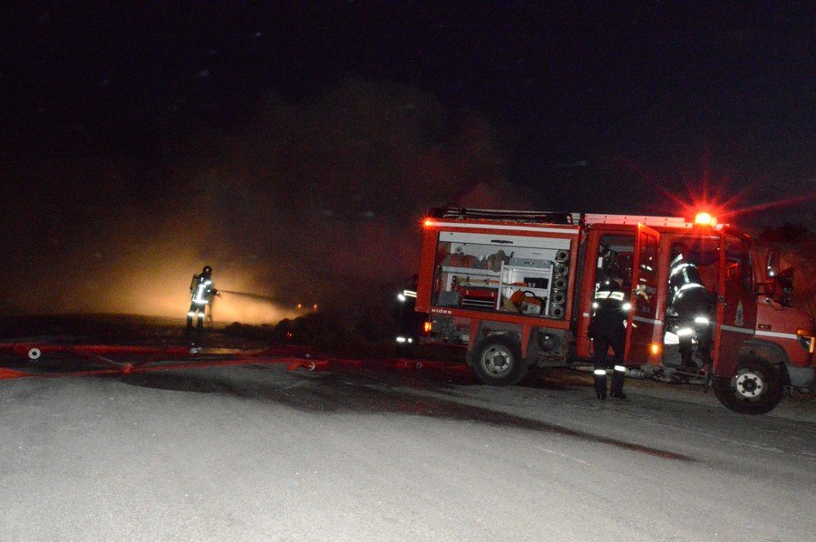 Σβήστηκε η φωτιά που ξέσπασε σε νταλίκα γεμάτη ζωοτροφές στη Μυτιλήνη [εικόνες]    | iefimerida.gr 0