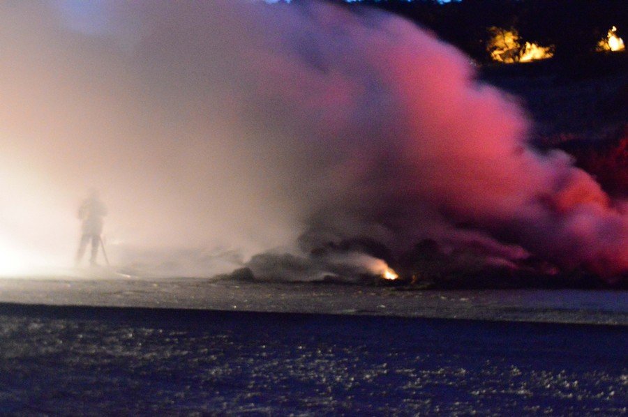 Σβήστηκε η φωτιά που ξέσπασε σε νταλίκα γεμάτη ζωοτροφές στη Μυτιλήνη [εικόνες]    | iefimerida.gr 1