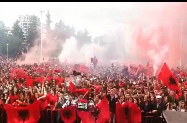 «Κάηκε» η Αλβανία – Υποδοχή ηρώων για την πρόκριση στο Euro 2016 [εικόνες & βίντεο] | iefimerida.gr 0