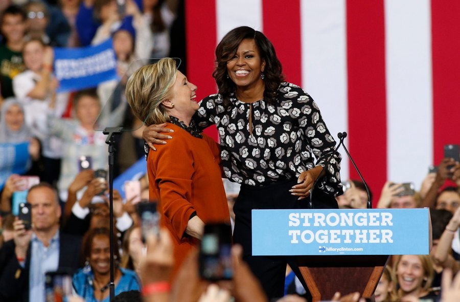 Για πρώτη φορά στο πλάι της Χίλαρι η Μισέλ Ομπάμα -Οι αγκαλιές και η αποθέωση [εικόνες]  | iefimerida.gr 1