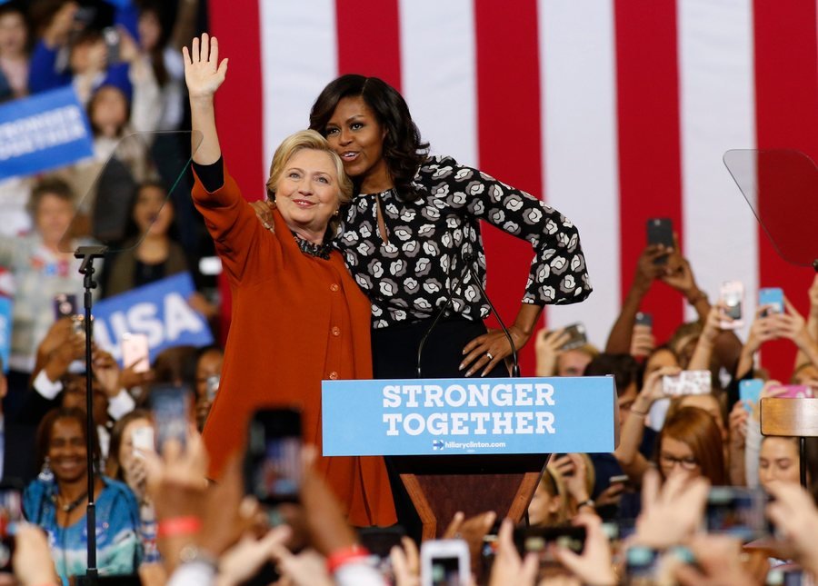 Για πρώτη φορά στο πλάι της Χίλαρι η Μισέλ Ομπάμα -Οι αγκαλιές και η αποθέωση [εικόνες]  | iefimerida.gr 0