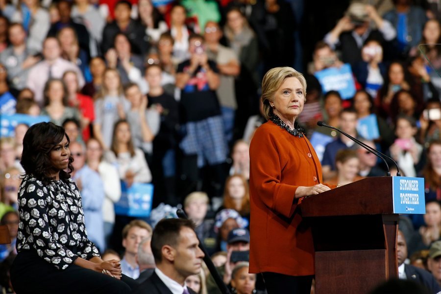 Για πρώτη φορά στο πλάι της Χίλαρι η Μισέλ Ομπάμα -Οι αγκαλιές και η αποθέωση [εικόνες]  | iefimerida.gr 2