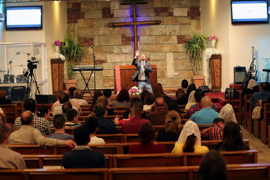 Ιράκ: Σε μια μισοκαμένη εκκλησία κοντά στη Μοσούλη, οι Χριστιανοί προσεύχονται πάλι [εικόνες] | iefimerida.gr 1