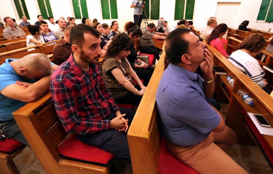 Ιράκ: Σε μια μισοκαμένη εκκλησία κοντά στη Μοσούλη, οι Χριστιανοί προσεύχονται πάλι [εικόνες] | iefimerida.gr 2