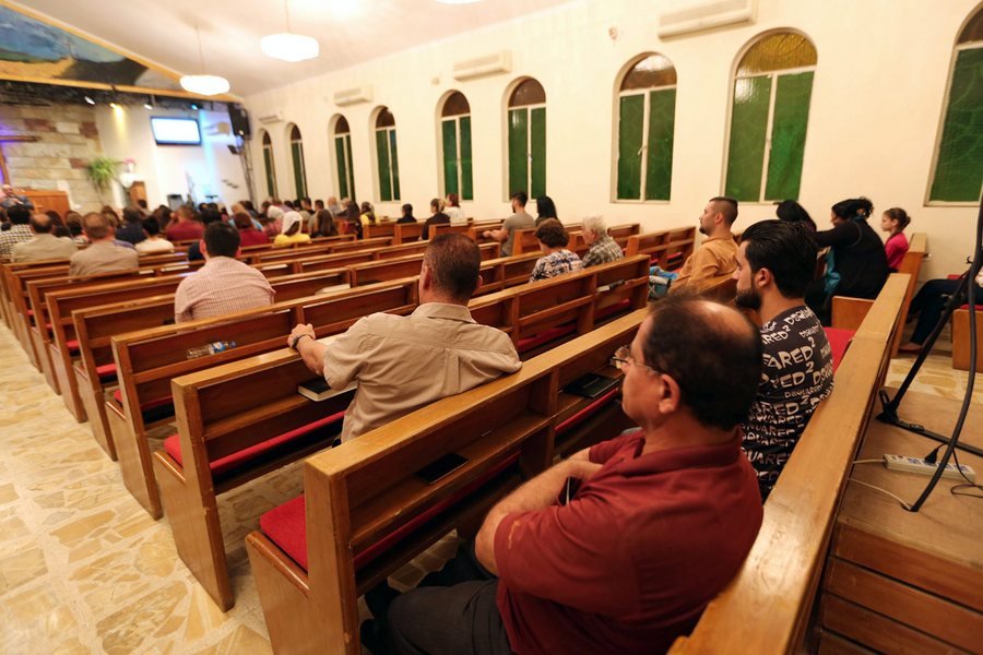 Ιράκ: Σε μια μισοκαμένη εκκλησία κοντά στη Μοσούλη, οι Χριστιανοί προσεύχονται πάλι [εικόνες] | iefimerida.gr 3