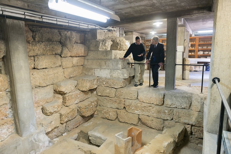 Η βόλτα του πρέσβη των ΗΠΑ στην Αρχαία Αγορά [εικόνες] | iefimerida.gr 0