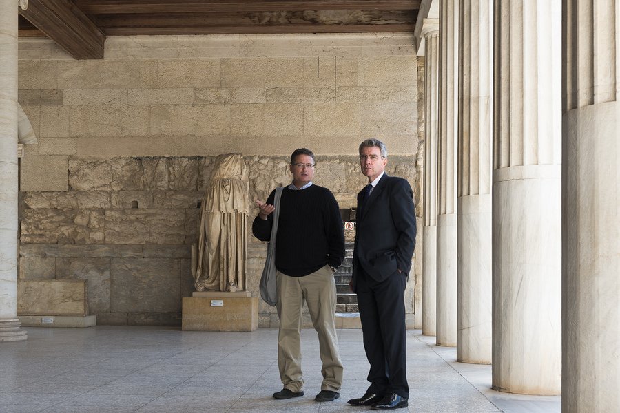 Η βόλτα του πρέσβη των ΗΠΑ στην Αρχαία Αγορά [εικόνες] | iefimerida.gr 1