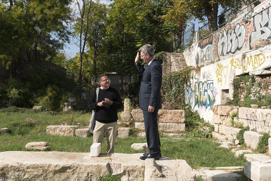 Η βόλτα του πρέσβη των ΗΠΑ στην Αρχαία Αγορά [εικόνες] | iefimerida.gr 3