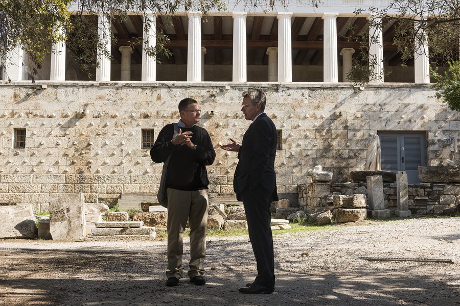Η βόλτα του πρέσβη των ΗΠΑ στην Αρχαία Αγορά [εικόνες] | iefimerida.gr 5