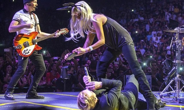 «Τρελάθηκε» με τους U2 η Πενέλοπε Κρουζ - Ξάπλωσε τον Μπόνο στη σκηνή [εικόνες & βίντεο]  | iefimerida.gr 1