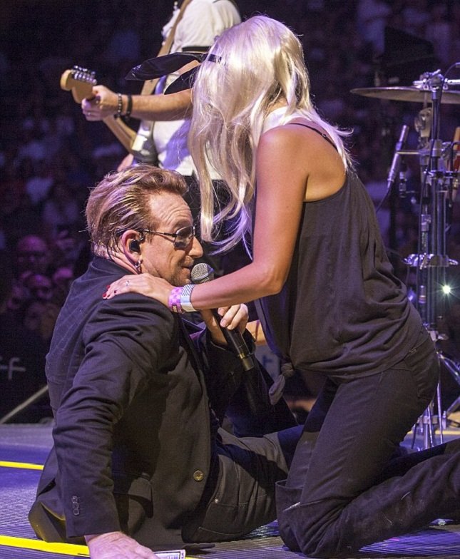 «Τρελάθηκε» με τους U2 η Πενέλοπε Κρουζ - Ξάπλωσε τον Μπόνο στη σκηνή [εικόνες & βίντεο]  | iefimerida.gr 3