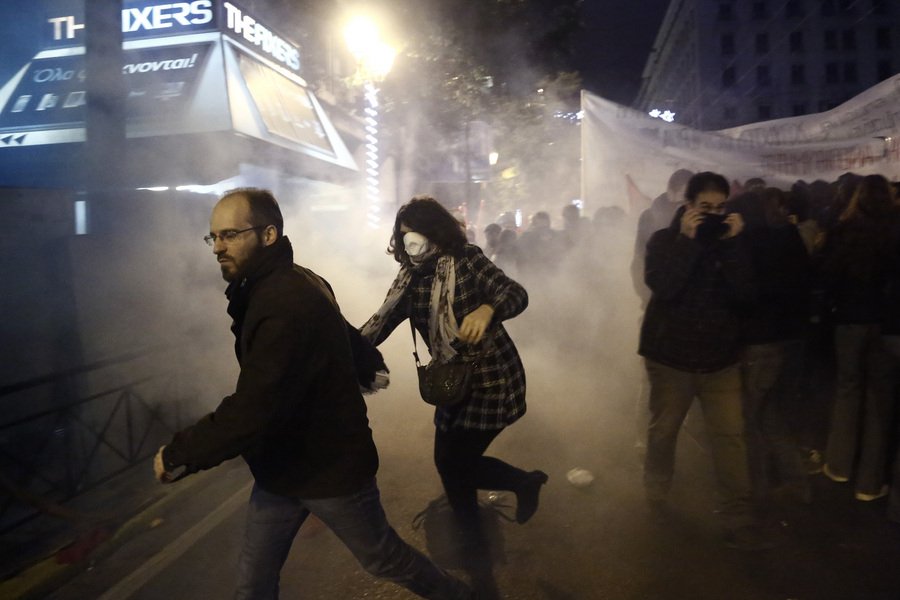 Οδοφράγματα και μολότοφ στο Πολυτεχνείο -Βροχή από χημικά στα συλλαλητήρια κατά Ομπαμα [εικόνες&βίντεο] | iefimerida.gr 2