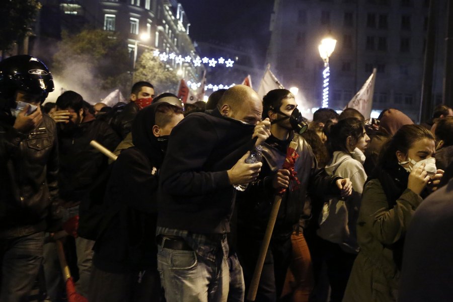 Οδοφράγματα και μολότοφ στο Πολυτεχνείο -Βροχή από χημικά στα συλλαλητήρια κατά Ομπαμα [εικόνες&βίντεο] | iefimerida.gr 3