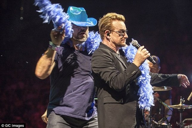 «Τρελάθηκε» με τους U2 η Πενέλοπε Κρουζ - Ξάπλωσε τον Μπόνο στη σκηνή [εικόνες & βίντεο]  | iefimerida.gr 5