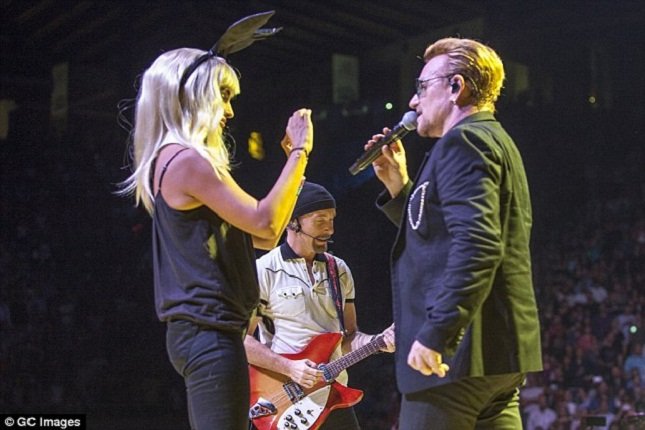 «Τρελάθηκε» με τους U2 η Πενέλοπε Κρουζ - Ξάπλωσε τον Μπόνο στη σκηνή [εικόνες & βίντεο]  | iefimerida.gr 0