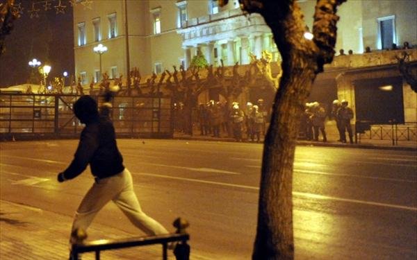 Επεισόδια, πετροπόλεμος και μολότοφ στη μνήμη του Αλέξη | iefimerida.gr 2
