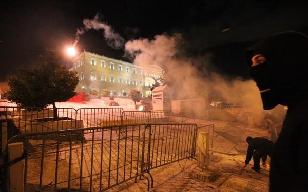 Επεισόδια, πετροπόλεμος και μολότοφ στη μνήμη του Αλέξη | iefimerida.gr 3