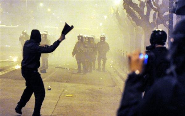 Επεισόδια, πετροπόλεμος και μολότοφ στη μνήμη του Αλέξη | iefimerida.gr 4