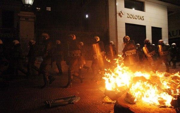Επεισόδια, πετροπόλεμος και μολότοφ στη μνήμη του Αλέξη | iefimerida.gr 5