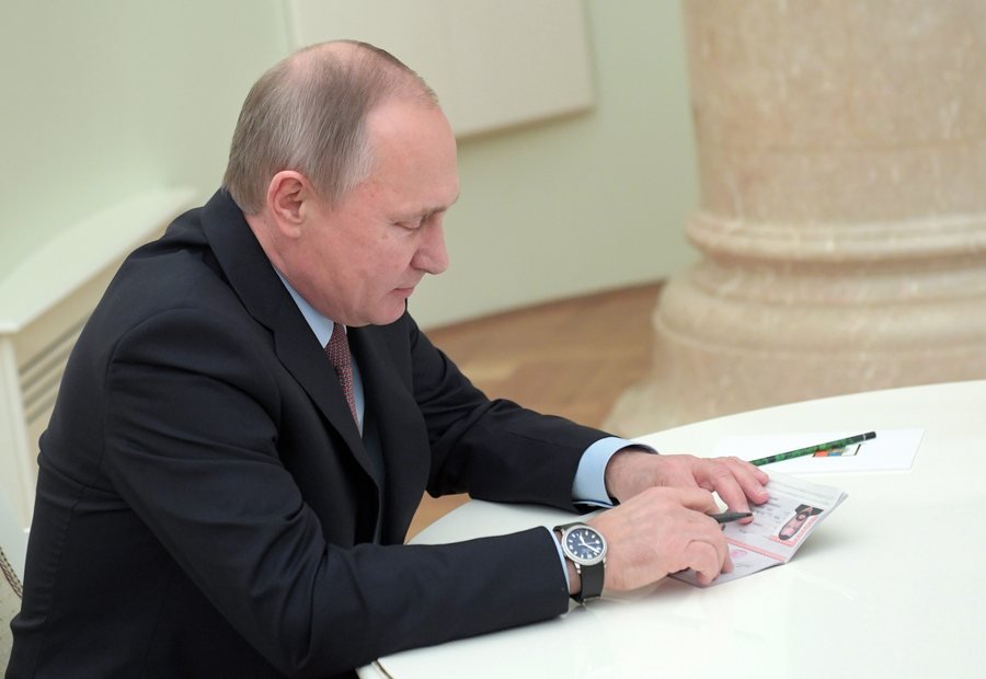 Επίσημα Ρώσος ο Στίβεν Σιγκάλ -Του παρέδωσε το διαβατήριο ο ίδιος ο Πούτιν [εικόνες&βίντεο]  | iefimerida.gr 1