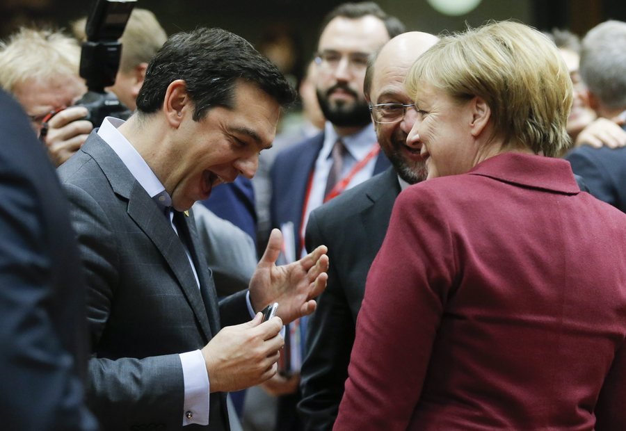 Τα γέλια του Τσίπρα με Μέρκελ και Γιούνκερ πριν τη Σύνοδο Κορυφής [εικόνες] | iefimerida.gr 1