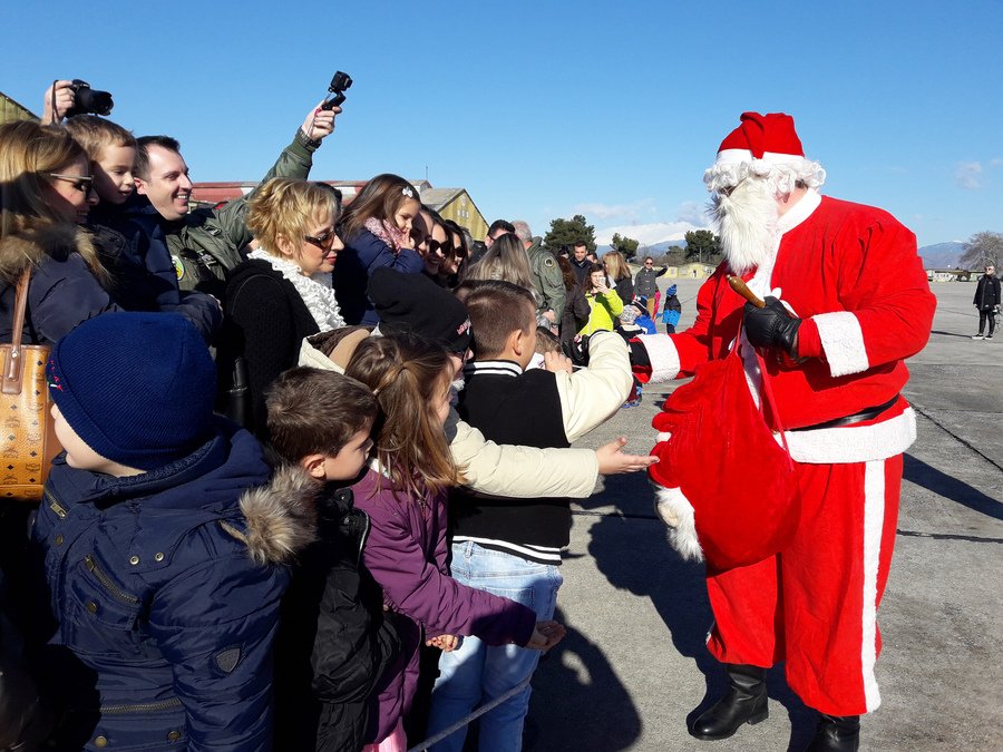 Ο Αγιος Βασίλης ήρθε από τον ουρανό αλλά με... μαχητικό αεροσκάφος [εικόνες] | iefimerida.gr 3