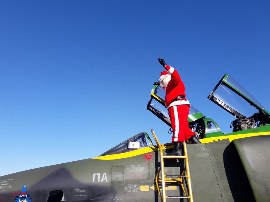 Ο Αγιος Βασίλης ήρθε από τον ουρανό αλλά με... μαχητικό αεροσκάφος [εικόνες] | iefimerida.gr 0