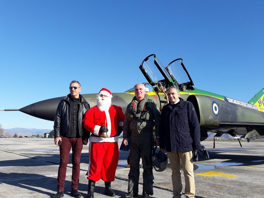 Ο Αγιος Βασίλης ήρθε από τον ουρανό αλλά με... μαχητικό αεροσκάφος [εικόνες] | iefimerida.gr 1