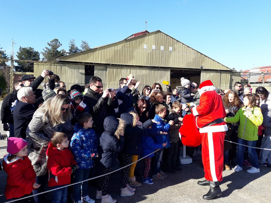 Ο Αγιος Βασίλης ήρθε από τον ουρανό αλλά με... μαχητικό αεροσκάφος [εικόνες] | iefimerida.gr 2