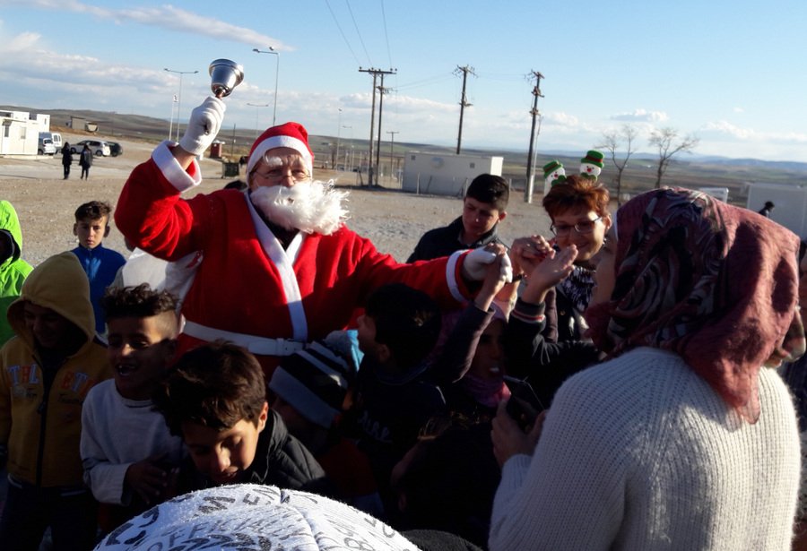 Ο Αγιος Βασίλης μοίρασε δώρα και χαρά στον καταυλισμό του Κουτσόχερου [εικόνες] | iefimerida.gr 2