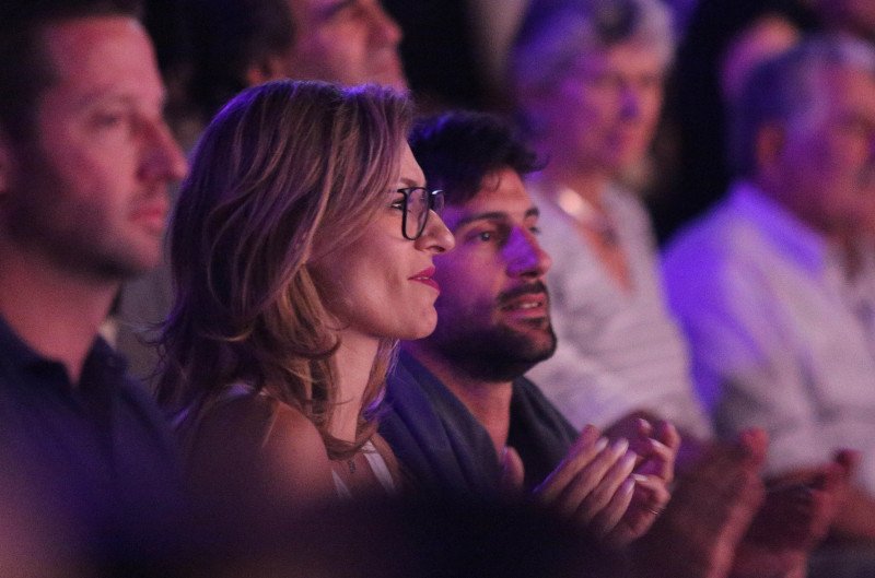 Με γοητευτικό σύντροφο στο Ηρώδειο η Ζέτα Δούκα [εικόνες] | iefimerida.gr 1