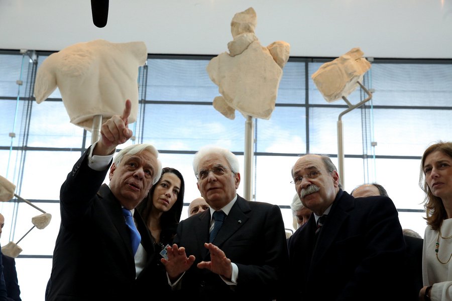 Η ξενάγηση του Ιταλού Προέδρου στο Μουσείο της Ακρόπολης [εικόνες]  | iefimerida.gr 1