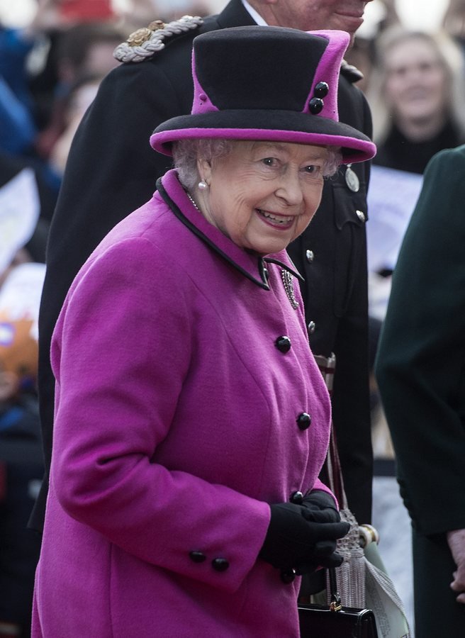 Η πρώτη δημόσια εμφάνιση της βασίλισσας Ελισάβετ -Mετά το κρυολόγημα και τις φήμες ότι πέθανε [εικόνες] | iefimerida.gr 1