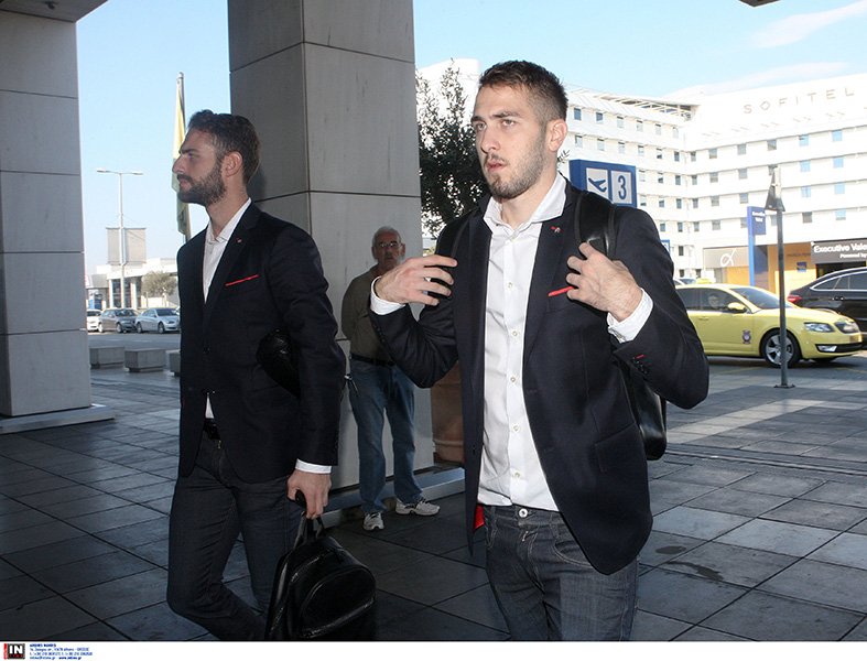 Ο OLYMPIACOS FC αναχώρησε για Τορίνο με την νέα semi–formal ενδυμασία της σεζόν 2017/2018 | iefimerida.gr 0
