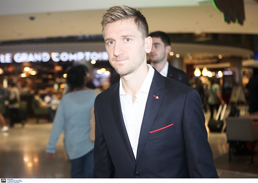 Ο OLYMPIACOS FC αναχώρησε για Τορίνο με την νέα semi–formal ενδυμασία της σεζόν 2017/2018 | iefimerida.gr 12